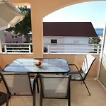 Lovely 2-bed In Okrug Gornji Апартаменты