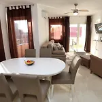 Lovely 2-bed In Okrug Gornji Апартаменты Округ Горни