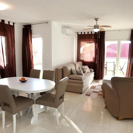 Apartment Lovely 2-bed In Okrug Gornji Trogir