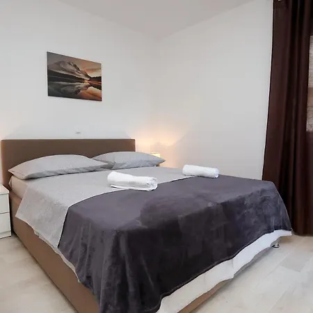 Lovely 2-bed In Okrug Gornji