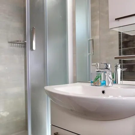 Lovely 2-bed In Okrug Gornji