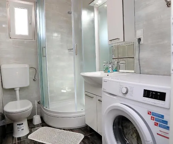 Lovely 2-bed In Okrug Gornji Apartament Okrug Gornji