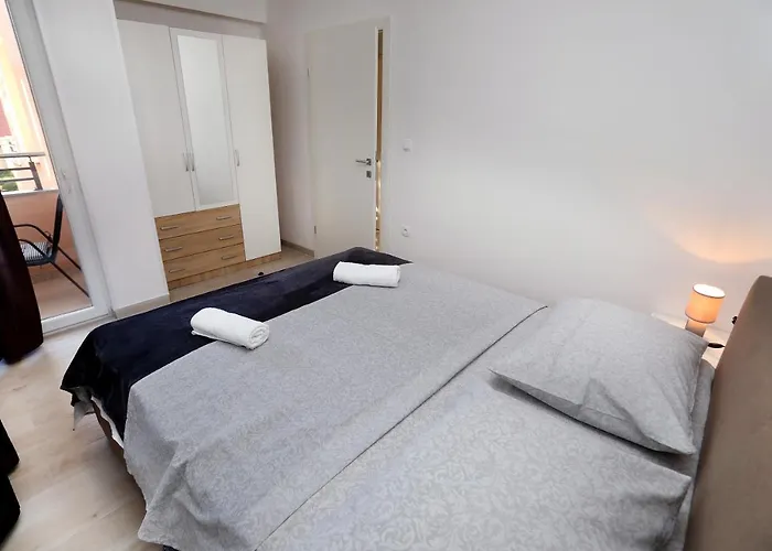 Lovely 2-bed In Okrug Gornji Apartament