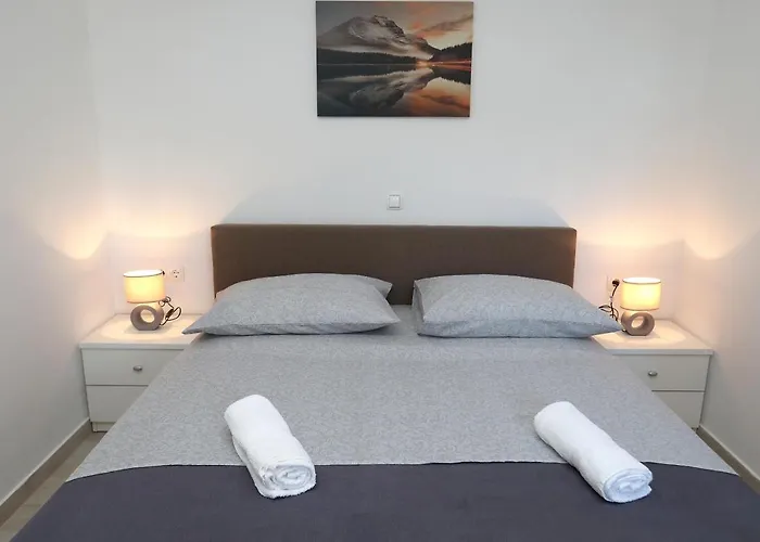 Lovely 2-bed In Okrug Gornji Apartament *