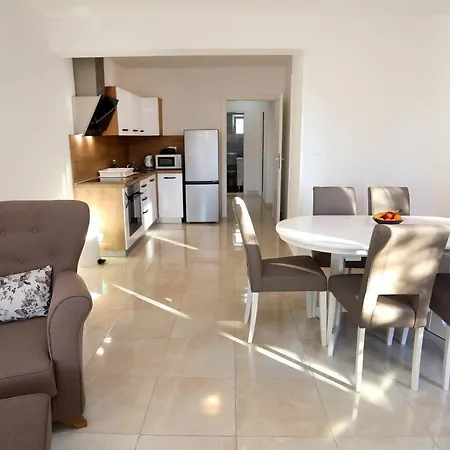 Lovely 2-bed In Okrug Gornji * 特罗吉尔