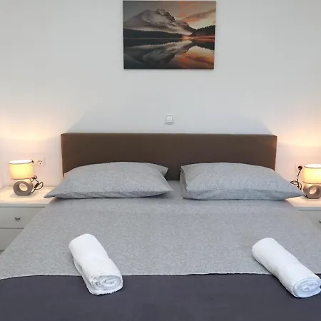 Lovely 2-bed In Okrug Gornji Apartman *
