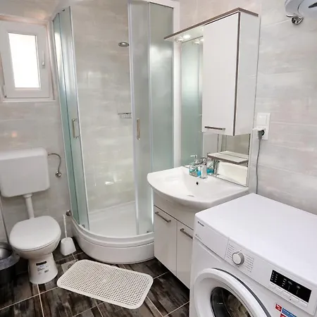 Lovely 2-bed In Okrug Gornji *