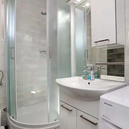 Lovely 2-bed In Okrug Gornji Apartment *