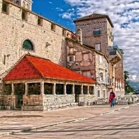 Lovely 2-bed In Okrug Gornji