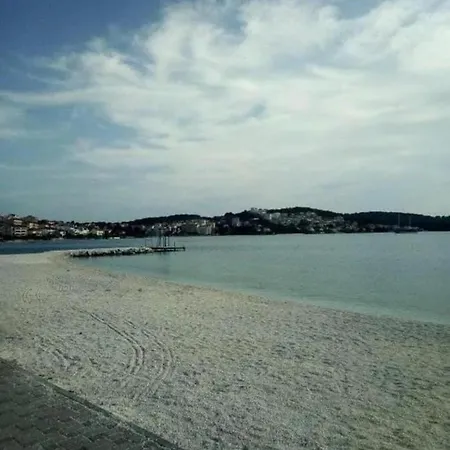 Lovely 2-bed In Okrug Gornji