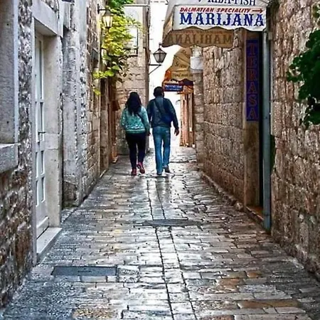 Apartment Lovely 2-bed In Okrug Gornji