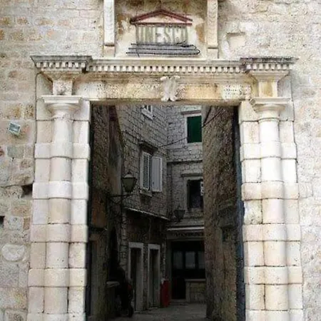 Lovely 2-bed In Okrug Gornji 公寓 *