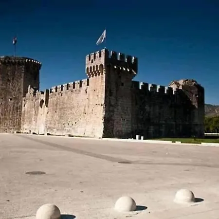 Lovely 2-bed In Okrug Gornji 公寓 特罗吉尔