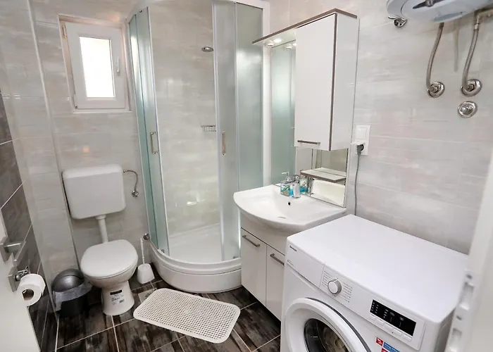 Lovely 2-bed In Okrug Gornji *