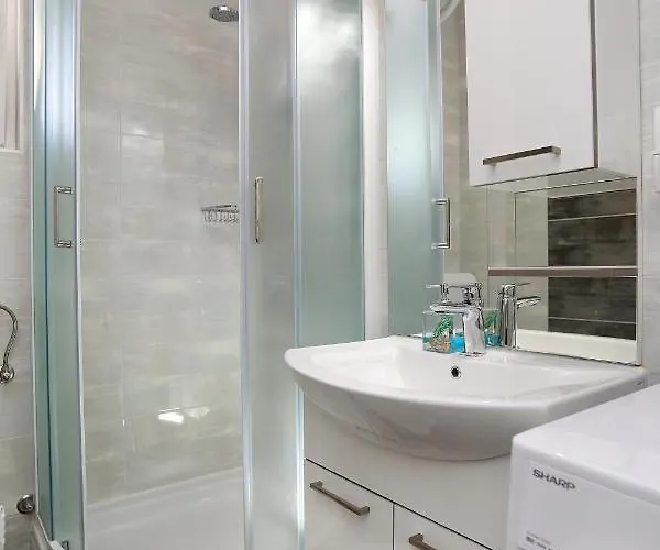 Lovely 2-bed In Okrug Gornji 公寓 *