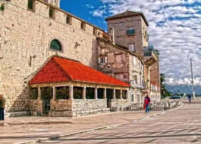 Lovely 2-bed In Okrug Gornji