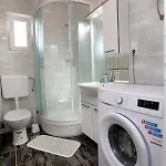 Lovely 2-bed In Okrug Gornji Apartman Okrug Gornji