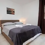 Lovely 2-bed In Okrug Gornji