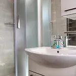 Lovely 2-bed In Okrug Gornji