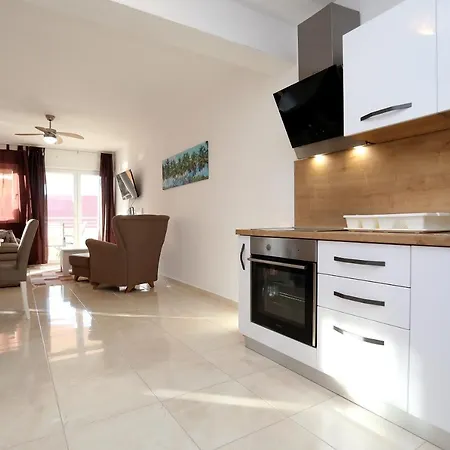 Apartment Lovely 2-bed In Okrug Gornji Okrug Gornji