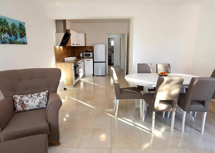 Lovely 2-bed In Okrug Gornji * Okrug Gornji
