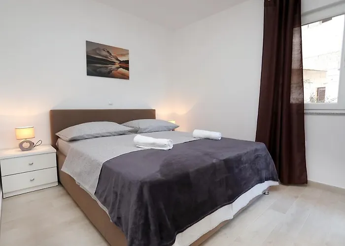 Lovely 2-bed In Okrug Gornji